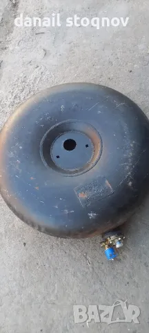 газова бутилка за резервната гума 