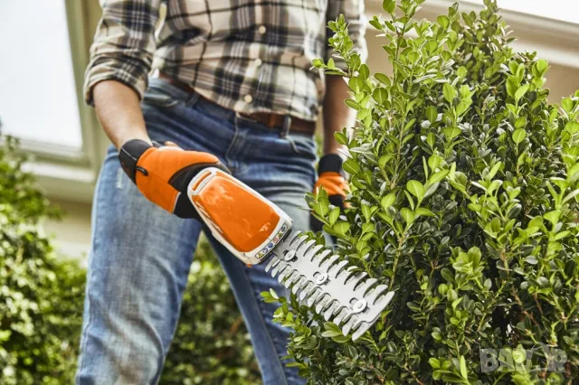STIHL HSA 26 Акумулаторна ножица за храсти в комплект със зарядно и батерия , снимка 3 - Градински инструменти - 55849011