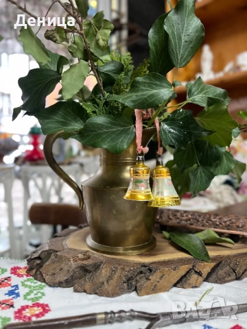 Месингова кана Индия Изящно извитата дръжка и плавно оформеният чучур придават на каната грацията на