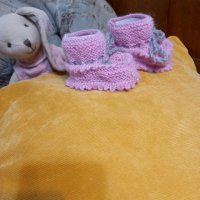 Ръчно плетени бебешки терлички, снимка 7 - Бебешки чорапи - 44444686