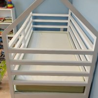 Детско легло тип къщичка с издърпващ се шкаф, снимка 2 - Спални и легла - 39571239