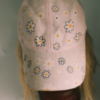 детска шапка лятна с козирка , с мотив цветя и камъни -3-4-5 години  , снимка 1 - Шапки, шалове и ръкавици - 40378506