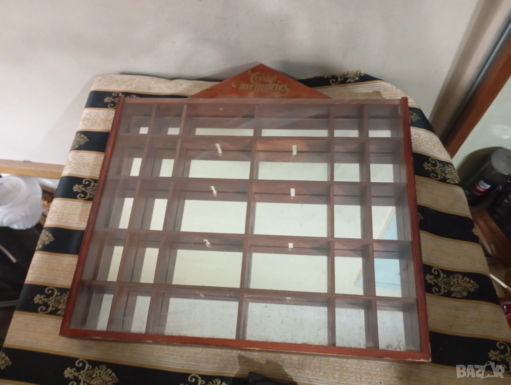 Стенен шкаф за колекции, снимка 1