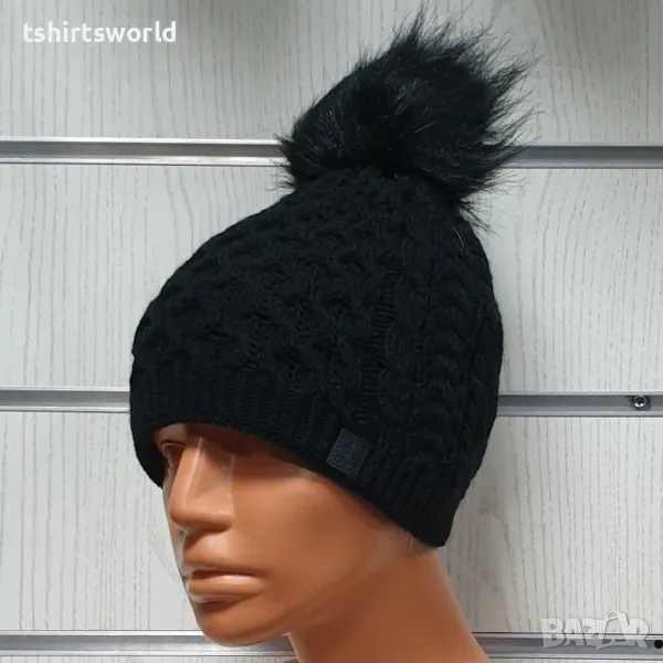 Нова дамска плетена шапка с помпон/пух в черен цвят, снимка 1