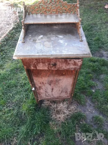 стар антикварен шкаф