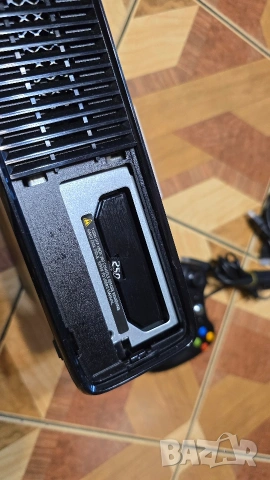 Xbox 360 Slim 250GB употребяван комплект с джойстик и игра, снимка 6 - Xbox конзоли - 54134470