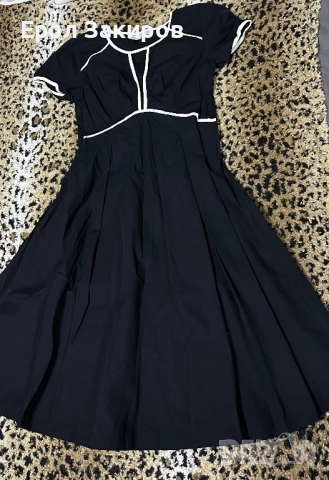 Черна рокля с бял акцент