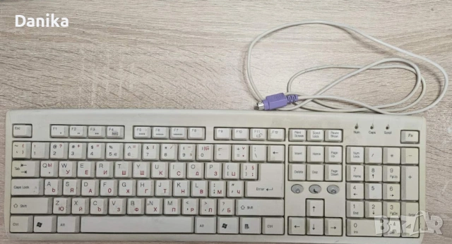 Работеща ретро клавиатура за компютър с PS/2 