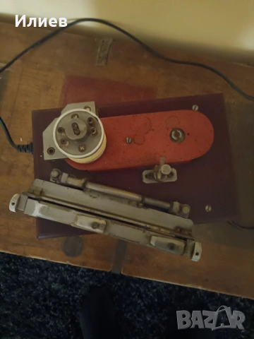 Машина за корекция и изработка на платъци за кларинет 