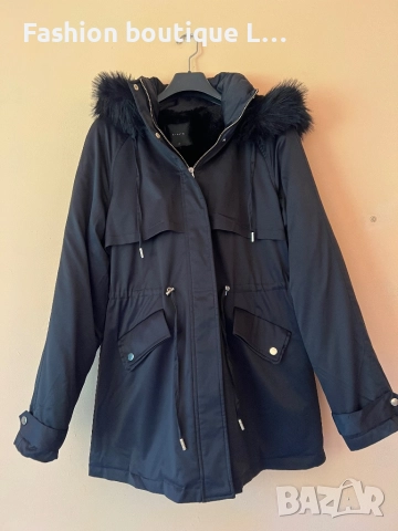 Дълго черно яке с пух отвътре и косъм на качулката с джобове 36 размер на марката Mohito 🖤, снимка 6 - Якета - 51464245