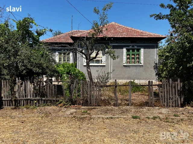 Продавам дворно място с къща и кладенец