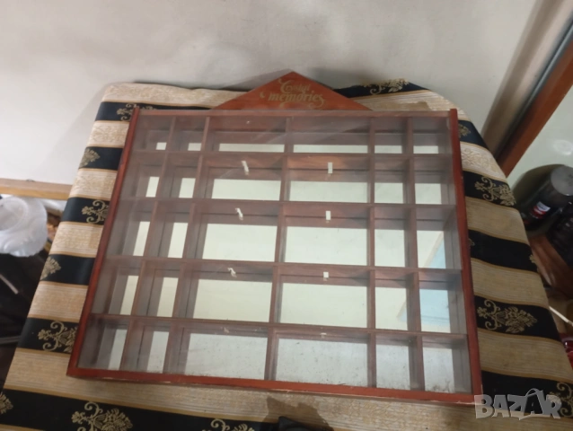 Стенен шкаф за колекции