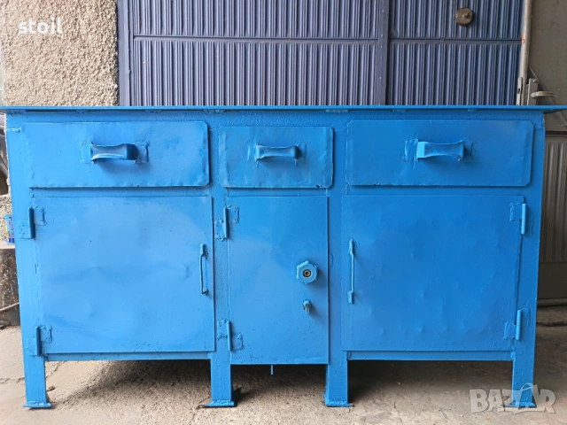 Работна маса с метален плот 