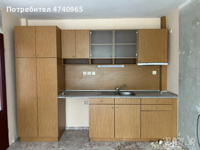 Модулна кухня с аспиратор и хладилник 