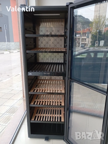Витрина за вино, снимка 2 - Обзавеждане за заведение - 54205303