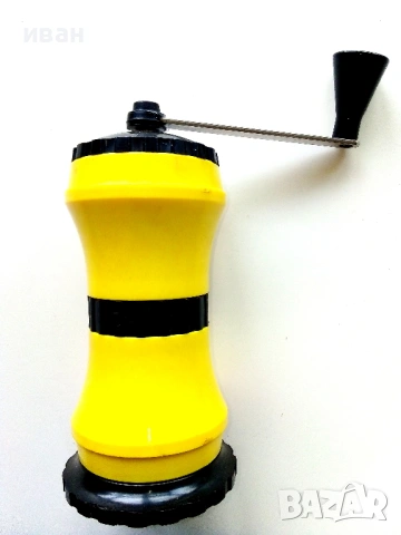 Стара мелничка за кафе и пипер,произведена в " ВМЗ Сопот" 1