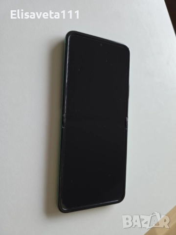 Зелен Motorola RAZR 2025 (RAZR 60) като нов, снимка 12 - Motorola - 52639195