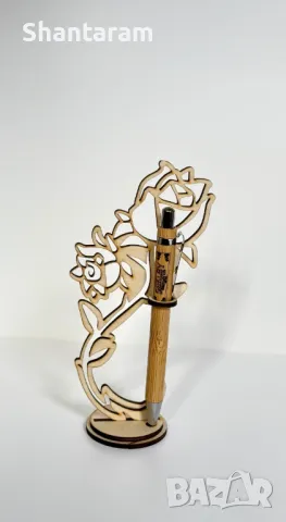 Дървена роза стойка с гравирана химикалка - подаръчен комплект, снимка 2 - Други - 50110023