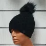 Нова дамска плетена шапка с помпон/пух в черен цвят, снимка 1