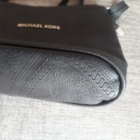Michael Kors черна чанта в отлично състояние, снимка 8 - Чанти - 37874639