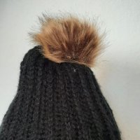 Продавам дамска зимна шапка с пух. , снимка 2 - Шапки - 35503302
