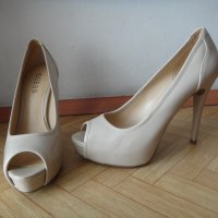 Официални обувки Guess, оригинални, на ток и платформа, лачени, снимка 1 - Дамски обувки на ток - 39382611