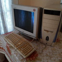 Настолен компютър с монитор и клавиатура, снимка 1 - За дома - 36407686