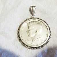 Медальон - сребърен американски долар, HALF DOLLAR - 1964 г. с лика на Кенеди и сребърен обков, снимка 1 - Колиета, медальони, синджири - 29630344