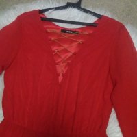 КРАСИВА червена рокля шифон с подплата и с остро деколте с връзки от метално синджирче, снимка 2 - Рокли - 42322405