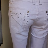 Бели летни дънки с 3/4 дължина на крачола и сребристи камъчета по джобчетата, снимка 4 - Дънки - 37396384