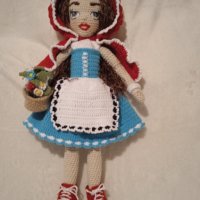 Ръчно плетена кукла със свалящи се аксесоари, снимка 1 - Кукли - 38622771