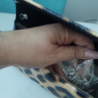 Елегантна леопардова кожена чантичка с дълга дръжка , снимка 3 - Чанти - 37932235