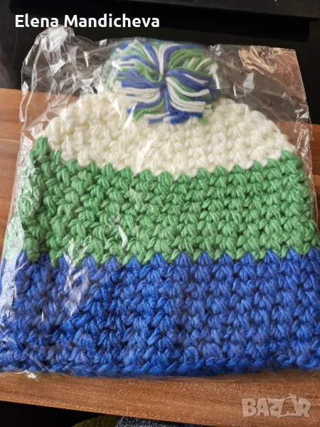 Плетена шапка многоцветна с полар отвътре синьо зелено бяло с пискюл универсален размер, снимка 1