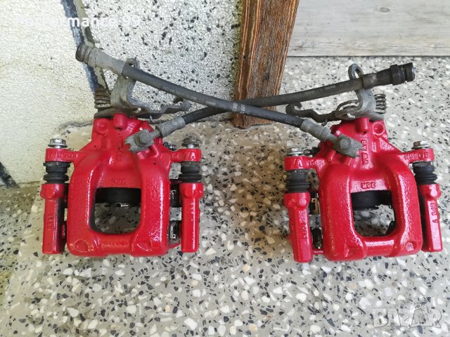 Червени задни спирачни апарати от Skoda Octavia II vRS FL