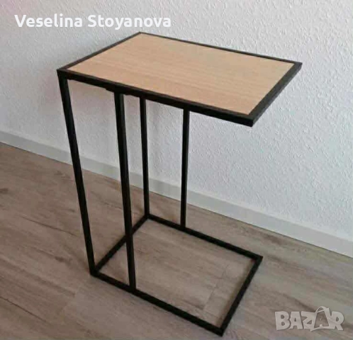 Компактна помощна масичка, която влиза под дивана – удобство на една ръка разстояние