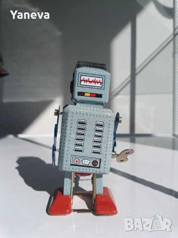Робот, тенекиена играчка, навива се с ключ и се движи. , снимка 3 - Фигурки - 52268334