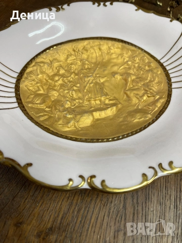 Рядка розова бонбониера Сцената, изобразена на позлатената релефна чиния представлява “Крал Карел IV, снимка 10 - Чинии - 52682827