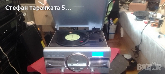 грамофон със радио тунер и вградени говорители