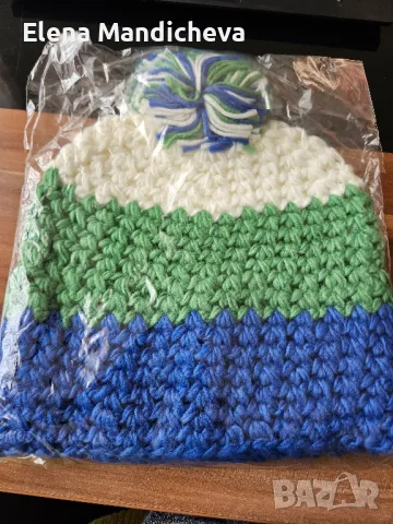 Плетена шапка многоцветна с полар отвътре синьо зелено бяло с пискюл универсален размер