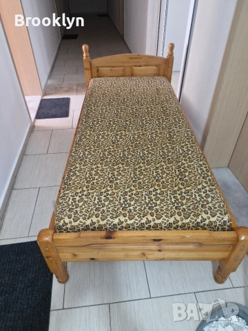 Продава се дървено чамово легло, снимка 2 - Спални и легла - 53982475