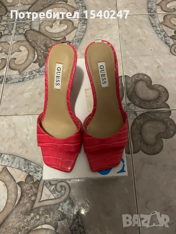 Дамски чехли Guess.