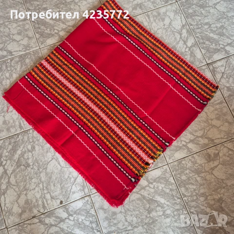 Традиционна българска покривка с подарък търлъчки. 