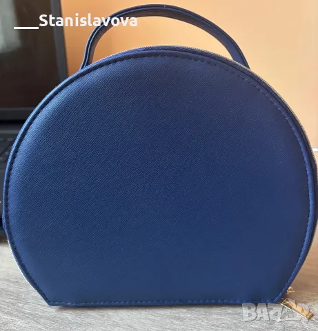 Козметичен несесер на Nivea класически тъмно син цвят стабилен златист цип 