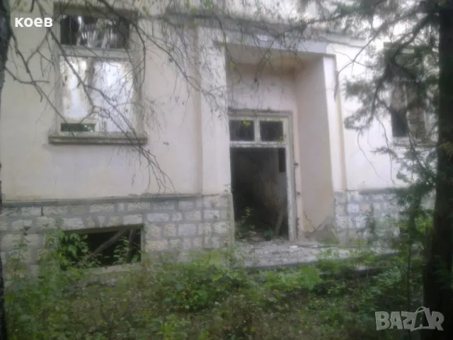 Продавам имот от 11 дка и сграда с РЗП 806 кв. м., в с. Метличина, снимка 4 - Къщи - 48153029