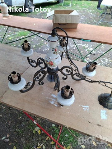 Продава се старинен полилей. 