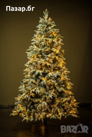 Коледна елха с вградени лампички по връхчетата