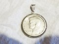 Медальон - сребърен американски долар, HALF DOLLAR - 1964 г. с лика на Кенеди и сребърен обков, снимка 1 - Колиета, медальони, синджири - 29630344