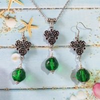  Разкошен комплект бижута във Викториански стил със зелени кристали и основа с рози в цвят сребро , снимка 4 - Бижутерийни комплекти - 33854593
