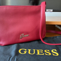 Оригинална чанта на Guess-чисто нова, снимка 1 - Чанти - 44819663