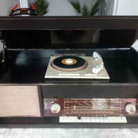 Старинен,рядък и интересен ,модел радиограмофон., снимка 1 - Антикварни и старинни предмети - 44707043